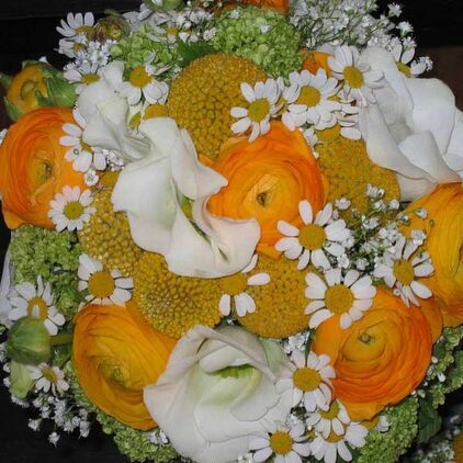Brautstrauß aus gelben Ranunkeln, Margeriten und weißen Callas