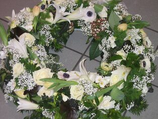 Trauerkranz aus weißen Callas, Lilien und Schleierkraut