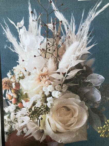 Brautstrauß aus Trockenblumen mit Pampasgras und getrockneten Rosen