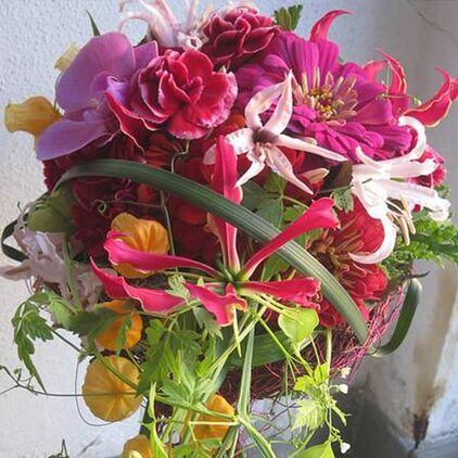 Bunter Wasserfallstrauß mit Orchideen, Gerbera und Lilien