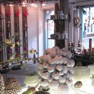 Blick in das Ladengeschäft von Blumen Steber mit Trockenblumen-Dekoration
