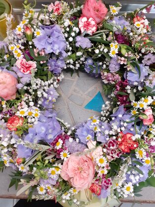 Trauerkranz in Pastelltönen mit Freesien, Rosen und Nelken