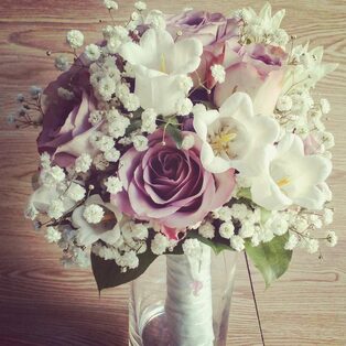 Brautstrauß aus altrosa und weißen Rosen mit Schleierkraut