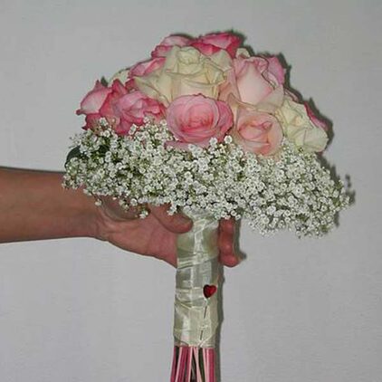 Brautstrauß aus rosafarbenen und weißen Rosen mit Schleierkraut