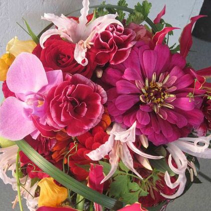 Kräftig bunter Brautstrauß aus Lilien, Zinnien und Callas