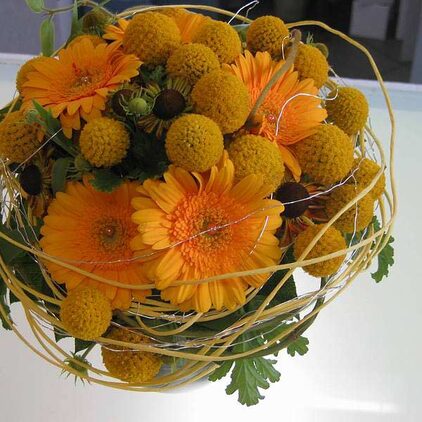 Brautstrauß aus gelben Gerbera und Craspedia mit Gräsern