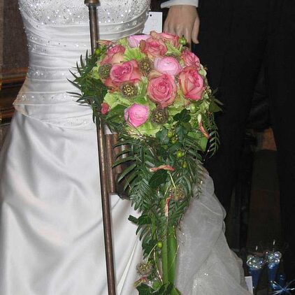 Wasserfallförmiger Brautstrauß aus pinkfarbenen Rosen