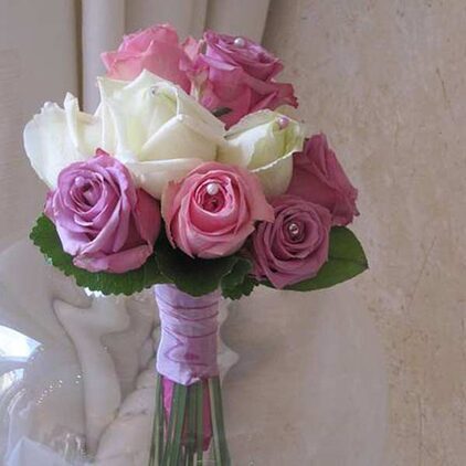 Brautstrauß aus rosafarbenen und weißen Rosen
