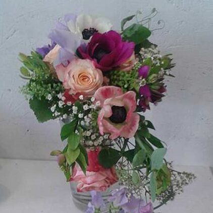 Brautstrauß aus Anemonen, Rosen und Schleierkraut