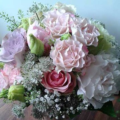 Üppiger Brautstrauß aus Hortensien, Rosen und Pfingstrosen in Rosé