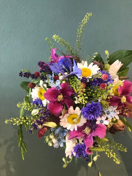 Bunter Wiesenstrauß mit Margeriten, Kornblumen und Rosen