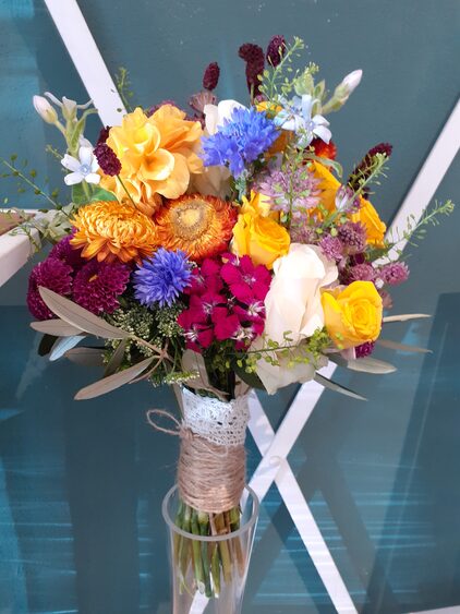 Bunter Sommerstrauß mit Kornblumen, Rosen und Gräsern