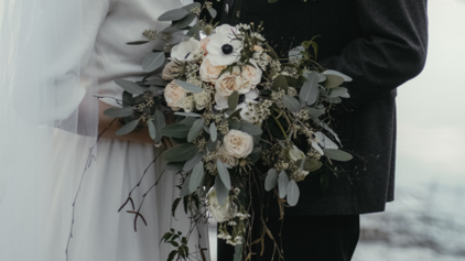 Kleiner Brautstrauß mit Anemonen und Eukalyptus