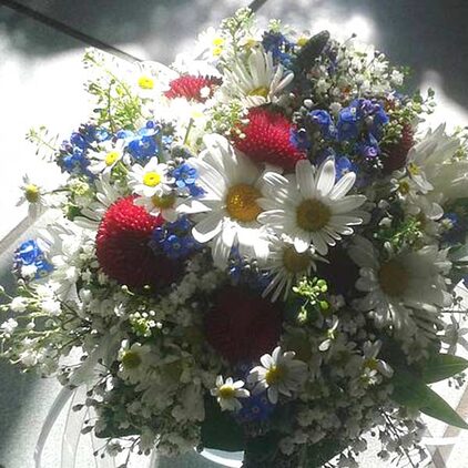 Brautstrauß im Wiesenstil mit Margeriten, Kornblumen und Mohn